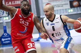 Jonathan Kazadi (à droite) a été décisif lors du 17-0 réussi par le Fribourg Olympic, en première mi-temps contre Massagno (à gauche, Keith Clanton). KEYSTONE/ANTHONY ANEX
